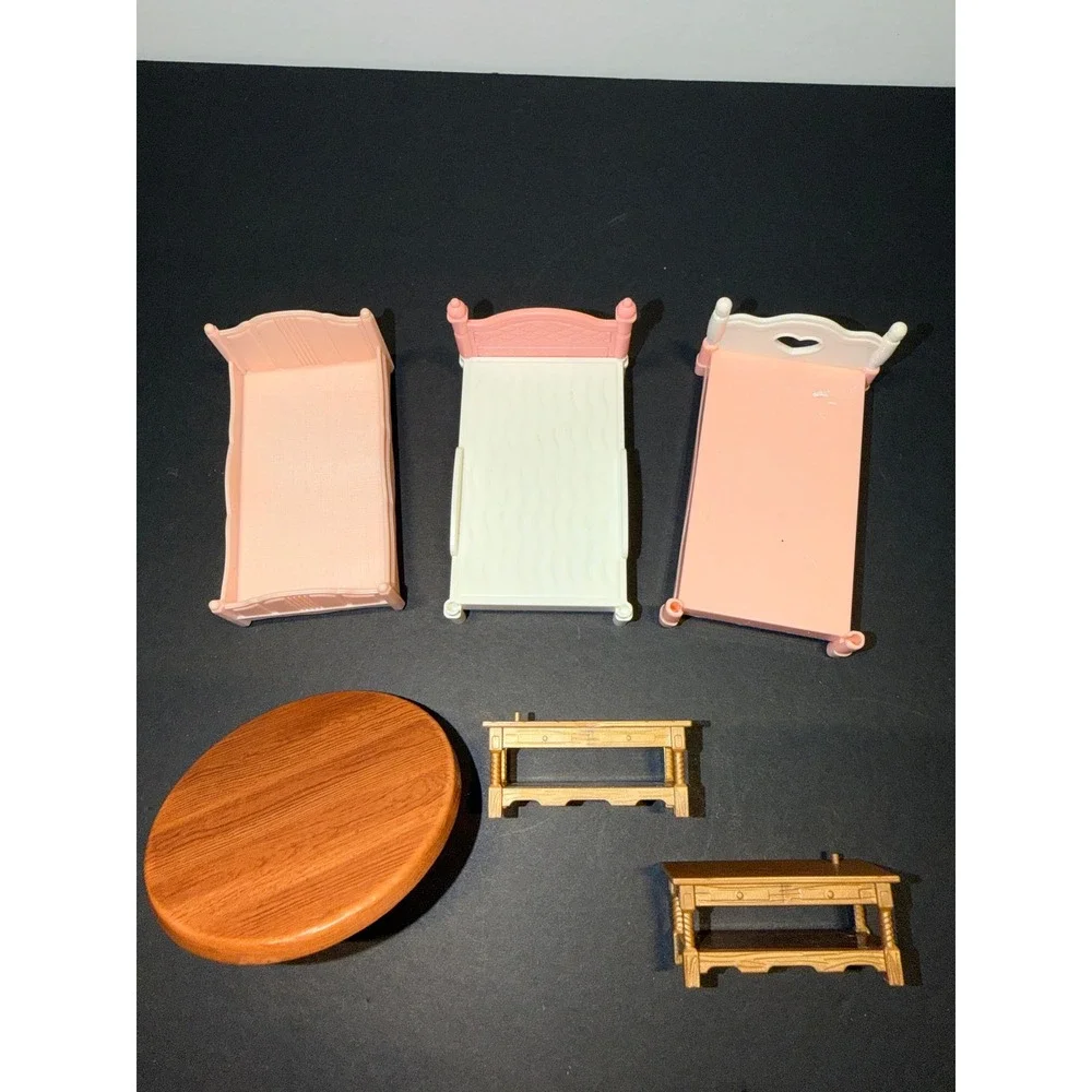 MGA Entertainment mixed Dollhouse Furniture 6pc Beds Table Sideboards Pink Brown